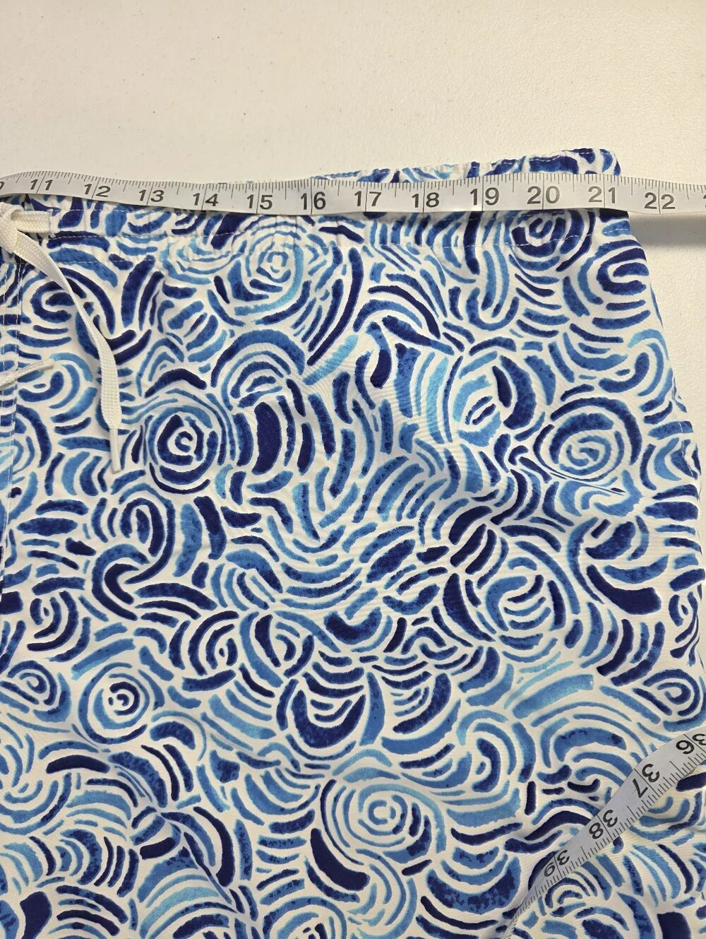 Chubbies Men's XXL Swim Trunks Blue White Abstract Wave‎ Print 5.5